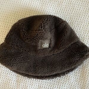 ALO YOGA BUCKET HAT